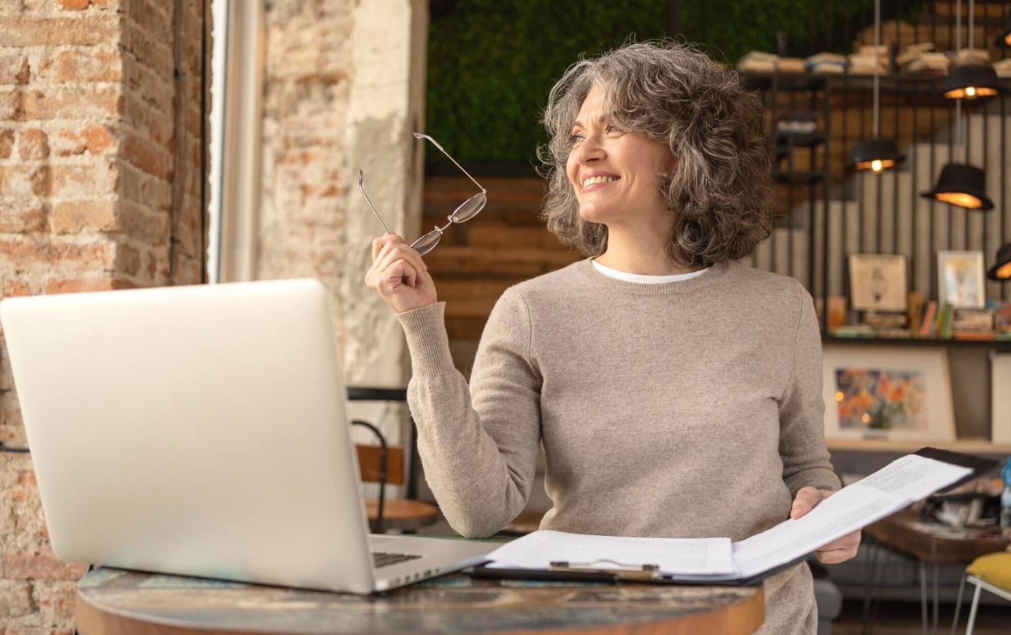 Documentos financieros y hojas de análisis de ratios